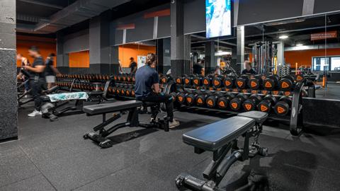 Basic-Fit Halle Rene Deboecklaan 24/7