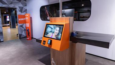 Avda. Josep Tarradellas, Centro Comercial La Farga