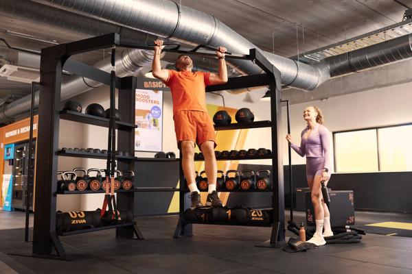 Un homme r&eacute;alise des tractions dans la zone HIIT & Move de Basic-Fit.