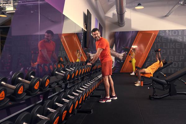 Un homme prenant des halt&egrave;res dans la zone &laquo; Level Up Your Strength &raquo;