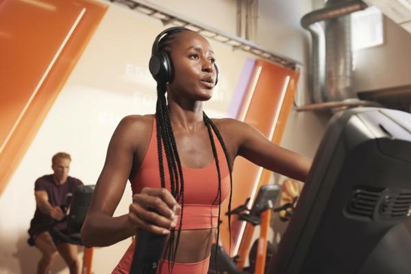 Femme s&rsquo;entra&icirc;nant dans la zone Cardio Basics de Basic-Fit.